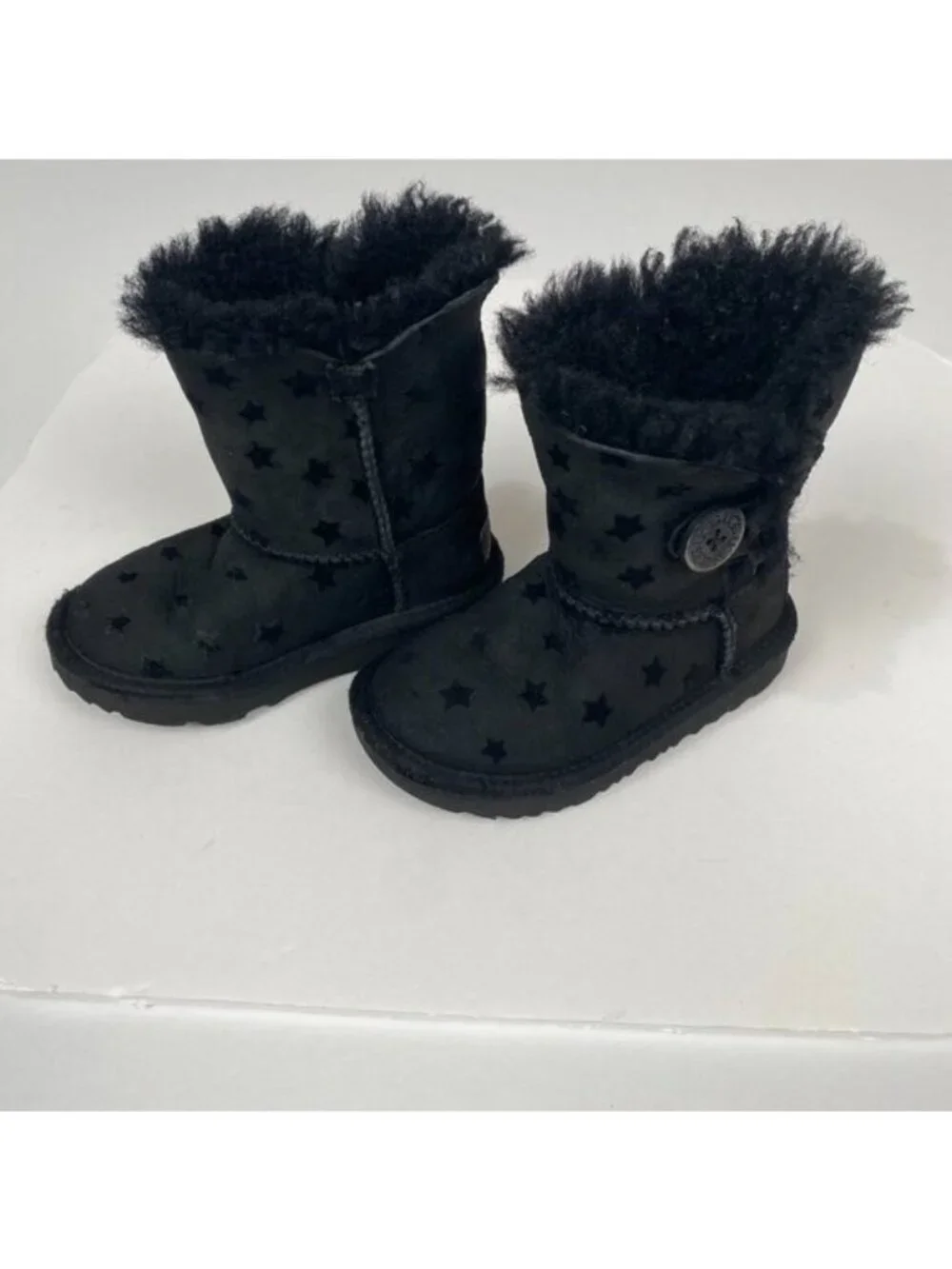 UGG‎ Kid’s Classic Boots Black Star Pattern Size 8 Girls Winter Snow Comfort